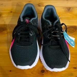 Women’s Reebok 6.5 Tennis shoes